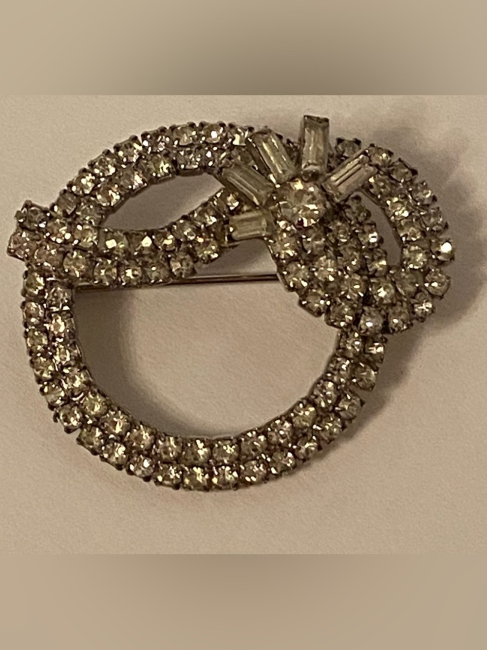 VINTAGE BROOCH WREATH SHAPE WINDING RIBBON CLEAR SPARKLY RHINESTONE